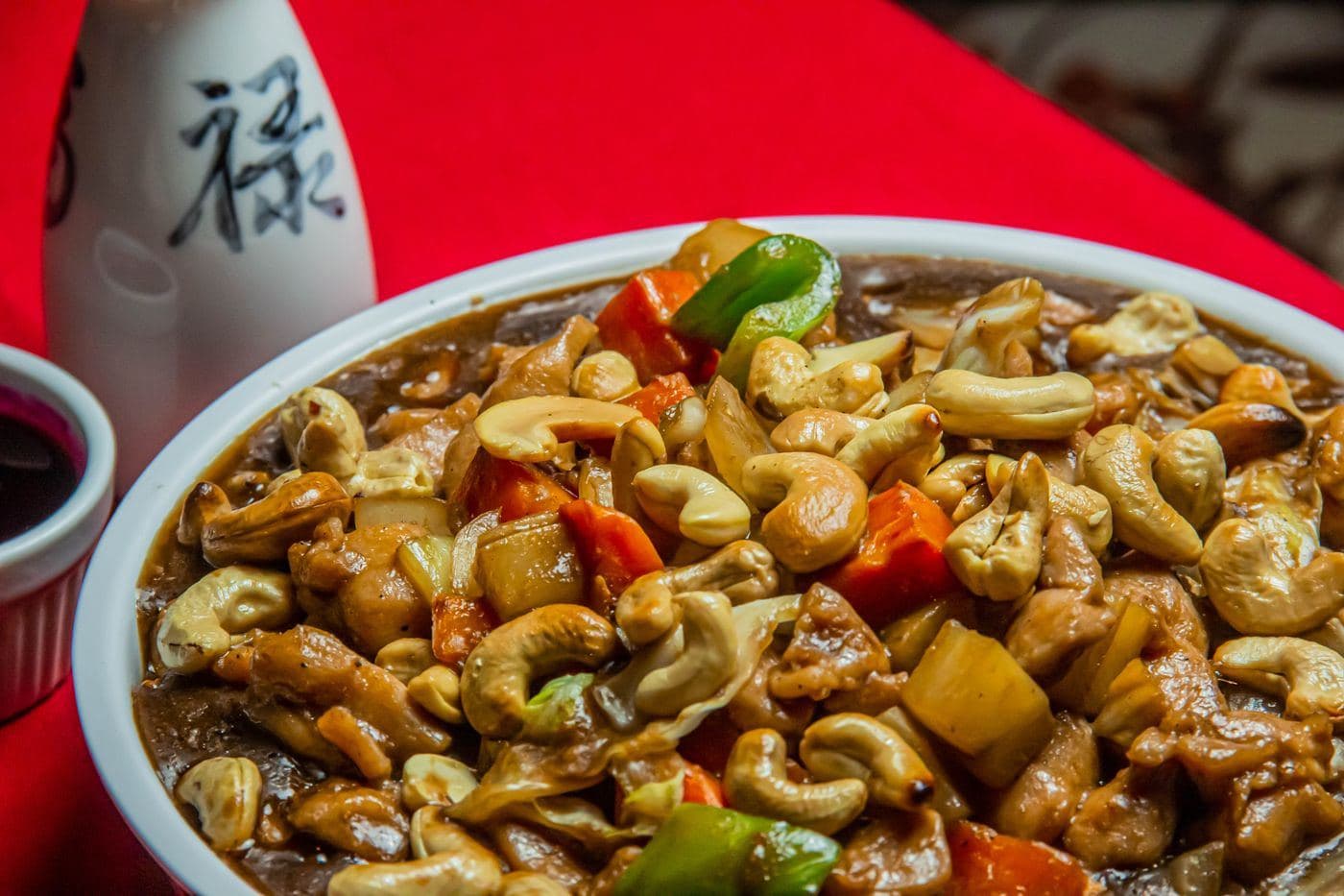 Gebratenes Hühnerfleisch mit Cashewkernen