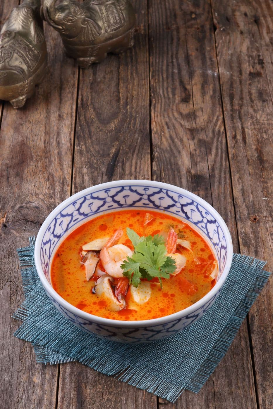 Rotes Thai-Curry in einer Schale auf einem Holztisch